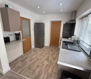 Brierley Hill Apartment | 3 Bed Home From Home Contractor & Family Stay DY5