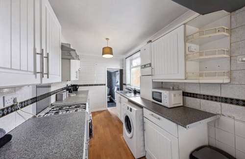 Gillingham House | 3-Bed Home with Easy Access to Medway Hospital