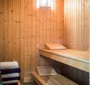 Coombe Hill House | 3 Bed House - Sleeps 5 - Sauna - Garden - Gym