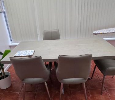 Leicester House | 3 Bed House - Sleeps 5 - Pets - Garden - Parking