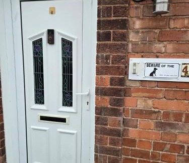 Leicester House | 3 Bed House - Sleeps 5 - Pets - Garden - Parking