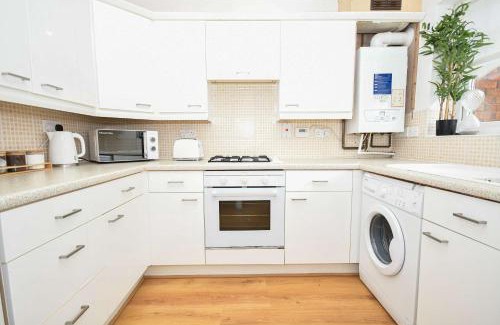 Vauxhall House | 3 Bed House, Sleeps 5, Walking Distance to Centre