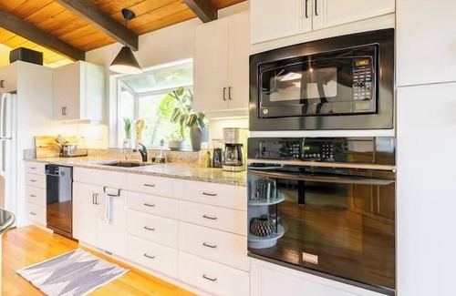 Dundee House | 3 Bed Private Villa in Wine Country with Pool + Hot Tub