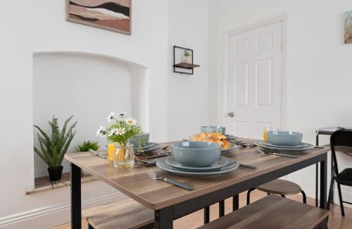 Cleethorpes House | 3-Bed Retreat with Free Parking and Long Stay Deals