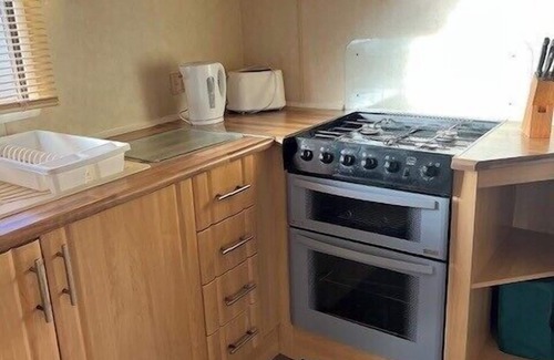 Caister-on-Sea Ski Chalet | 3-Bed Seaside Holiday Home & Parking