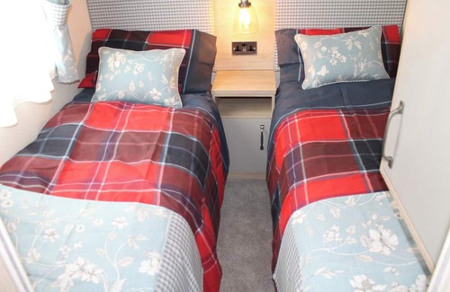 Cowes Cabin | 3 Bed-Sleeps 8-Parking-Pets-Sea View