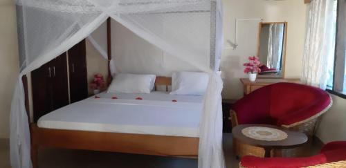 Galu Beach Villa | 3 Bed Villa - Sleeps 6 - Pool - Garden - Parking