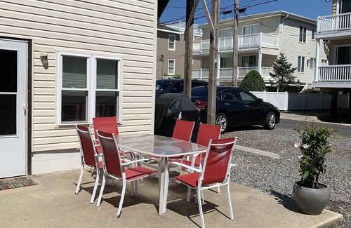Gold Coast Condo | 3 Bedroom 2 Bath Ground Floor Condo on Beach Block