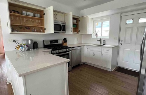Queens House | 3-bedroom & 2-bath house near Beach with 2 car parking