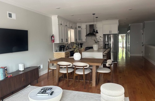 The Heights House | 3-bedroom 2 bath luxury home in Jersey City MINUTES TO NYC