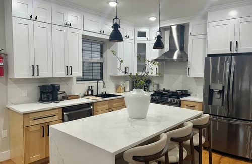 The Heights House | 3-bedroom 2 bath luxury home in Jersey City MINUTES TO NYC