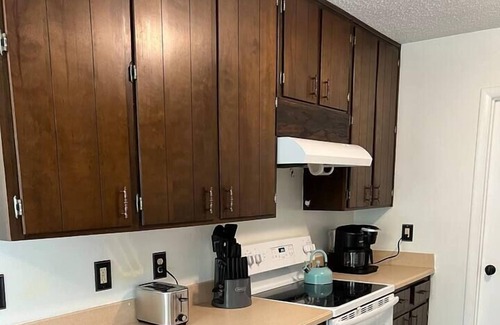 Tallahassee Apartment | 3 bedroom 2 bath, minutes to campuses and Capital