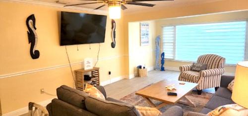 O'byrne House | 3 bedroom 2 bath Pet Friendly Ocean View 4 houses from beach