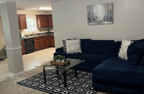 Decatur House | 3 bedroom 2 bathroom home close to downtown & the airport!