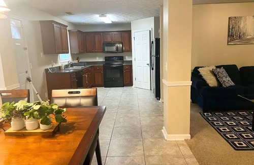 Decatur House | 3 bedroom 2 bathroom home close to downtown & the airport!