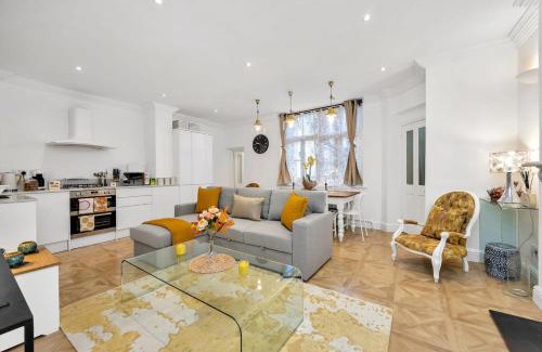 West Kensington Apartment | 3 Bedroom 2 Bathroom Victorian Flat In Kensington