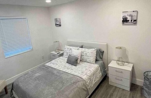 Biscayne Park Apartment | 3 Bedroom 665028 by Houzlet