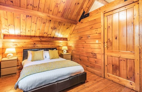 Mansfield Cabin | 3 bedroom accommodation in Edwinstowe
