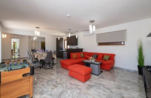 Paradiz House | 3 bedroom accommodation in Paradiz