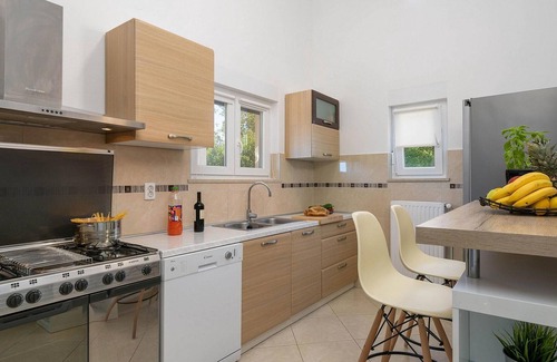 Prodol House | 3 bedroom accommodation in Marcana