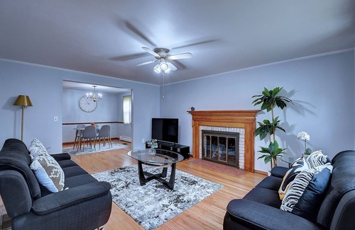 Silver Lane Apartment | 3-bedroom apartment in nice East Hartford with WiFi, AC