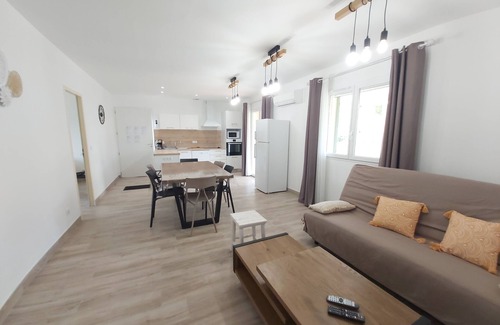 Galeria Apartment | 3 bedroom apartment heated pool air conditioned wifi 1 min river 7 min beach