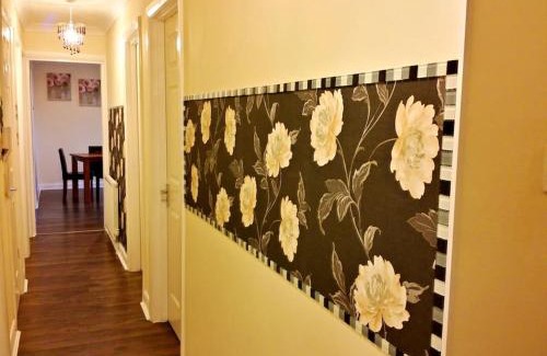 North Glasgow Apartment | 3 bedroom apt - Free parking & WiFi 350mbps