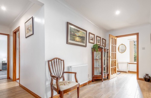 Crieff House | 3 bedroom bungalow w/htub & private loch access