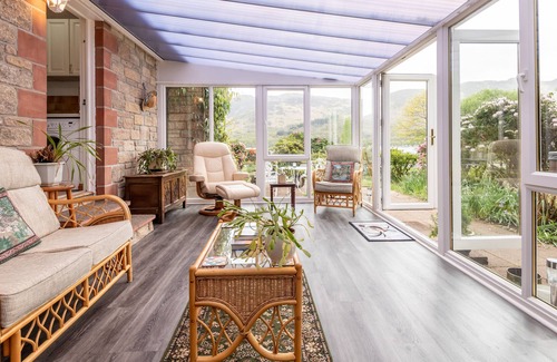 Crieff House | 3 bedroom bungalow w/htub & private loch access