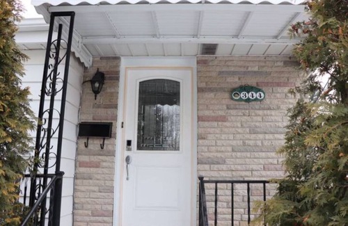 London House | 3-bedroom Bungalow with a beautiful deck, 5mins from SpringBank Park
