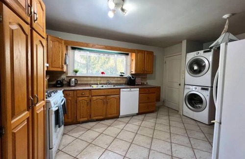 London House | 3-bedroom Bungalow with a beautiful deck, 5mins from SpringBank Park