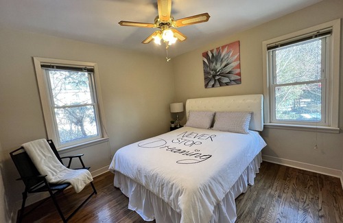 London House | 3-bedroom Bungalow with a beautiful deck, 5mins from SpringBank Park