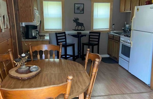 Carroll Cabin | 3-bedroom cabin with AC and WiFi in welcoming Carroll NH