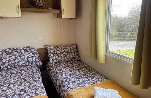 South Cerney Cabin | 3 Bedroom Caravan - Pets, Parking, Pool Access