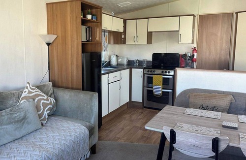 South Cerney Cabin | 3 Bedroom Caravan - Pets, Parking, Pool Access