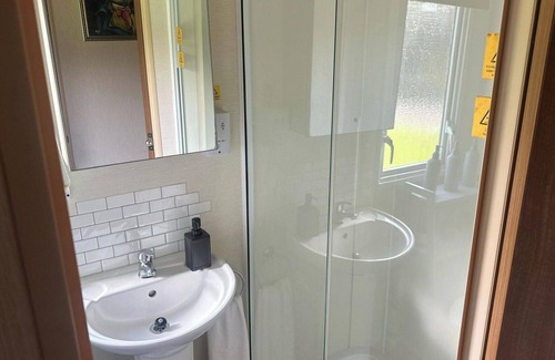 South Cerney Cabin | 3 Bedroom Caravan - Pets, Parking, Pool Access
