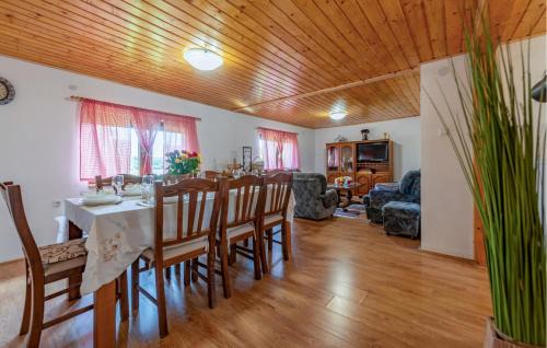 Gospic House | 3 Bedroom Cozy Home In Klanac