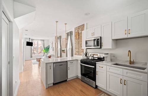 Pilsen Apartment | 3-Bedroom Duplex Luxury Apartment with King Suite