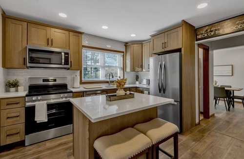 Crittenden House | 3 bedroom fully renovated house in Alden NY sleeps 10!