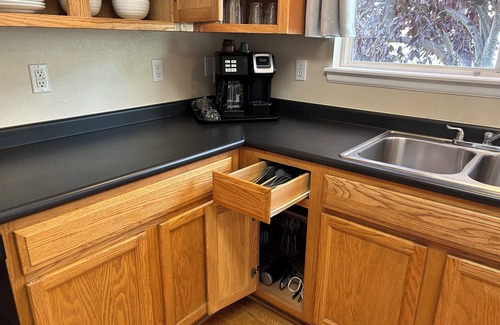 Aurora House | 3 bedroom home by airport. Short drive to Anschultz Medical Center.