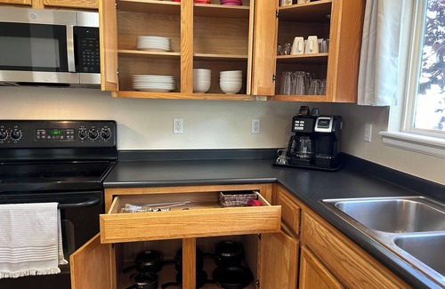 Aurora House | 3 bedroom home by airport. Short drive to Anschultz Medical Center.