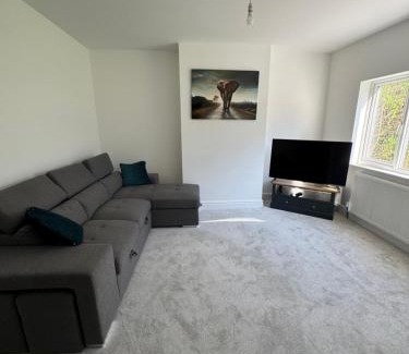 Chesterfield Apartment | 3 bedroom Home in chesterfield with front and back gardens