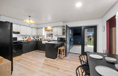 Summerlee House | 3-bedroom home located just minutes from NRG featuring a fire pit/indoor hot tub
