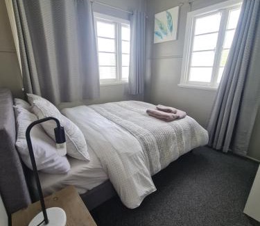 Torquay House | 3 bedroom house 2000 m2 - 5 mins WALK to Torquay Beach, Hervey Bay