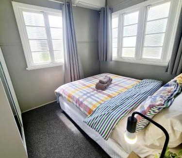 Torquay House | 3 bedroom house 2000 m2 - 5 mins WALK to Torquay Beach, Hervey Bay