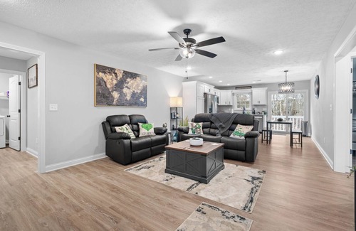 Elizabethtown House | 3-bedroom house in Elizabethtown with WiFi, AC, close to Sports Park