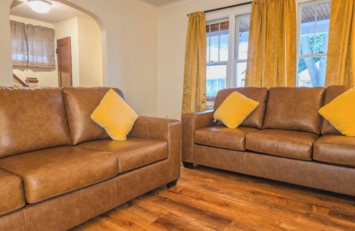 Niagara Falls House | 3-bedroom house in enchanting Niagara Falls with AC, WiFi