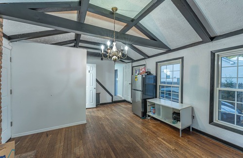 Deer Park House | 3-bedroom house in brilliant Dix Hills with WiFi, AC