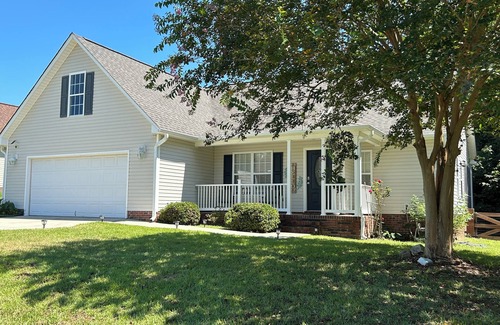 Rockfish House | 3-bedroom house in enjoyable Raeford with AC, WiFi