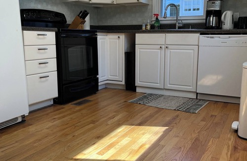 Macon House | 3-bedroom house in Macon with AC, WiFi, pebbled backyard picnic area, ENJOY!